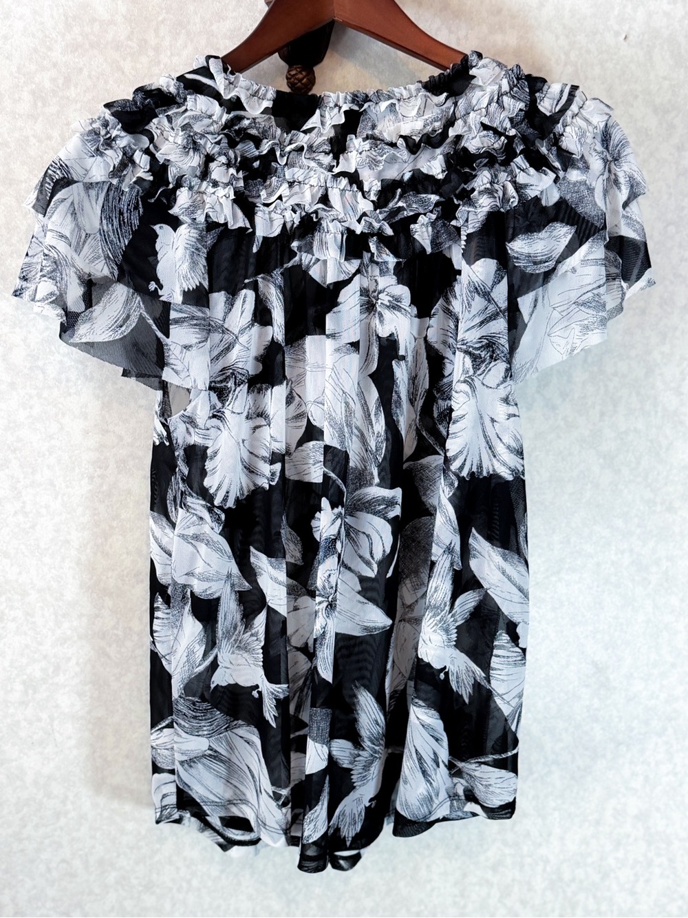 White House Black Market Black & White Tonal Floral Ruffle Top M NWT Feminine - Picture 8 of 11